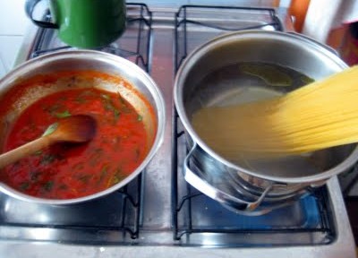 Macarrão com molho de manjericão e tomate